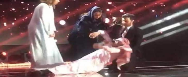 سقوط عماد إبراهيم النجم السعودي مغشياً عليه لحظة الإعلان عن خروجه من البرنامج
