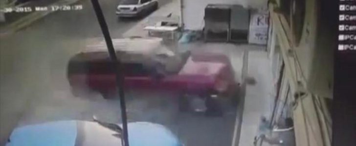 سيارة تقتحم صالون حلاقة بشكل مروع
