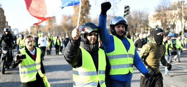 وفاة متظاهرة وإصابة الكثيرين في احتجاجات فرنسا “السترات الصفراء”